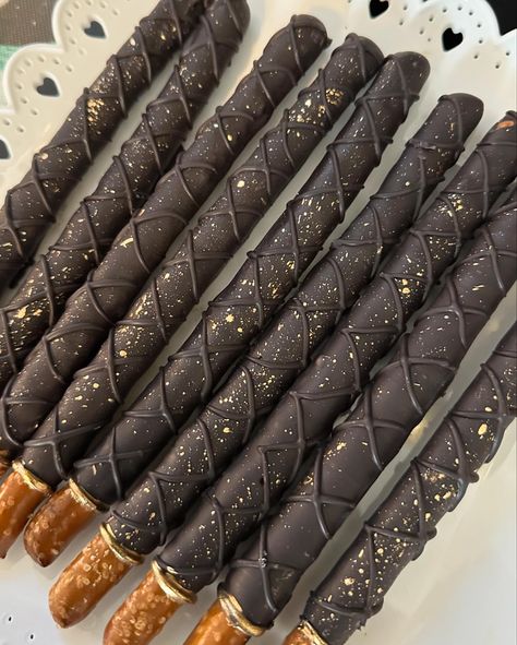 Classic black and gold cakepops and pretzels for a Peso Pluma party ⛓️🖤 #cakepops #chocolatepretzels #pesopluma #cake #pesoplumaparty #mancake #pesoplumacakepops #baking #baker #az #mesaaz #arizona #cakepoptutorial Black And White Pretzel Rods, Black And Gold Oreos, Black White And Gold Desserts, Black And Gold Treats, Gold Oreos, Bday Treats, White Pretzels, Oreo Ideas, Dipped Pretzel Rods