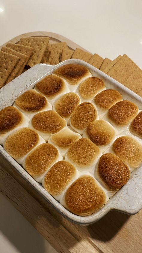 Delicious Desserts Aesthetic, Toasted Marshmallow Aesthetic, Smores Aesthetics, Marshmallows Aesthetic, Food Pictures Aesthetic, Smore Dip, Dip With Graham Crackers, Marshmallow Aesthetic, Smores Marshmallows