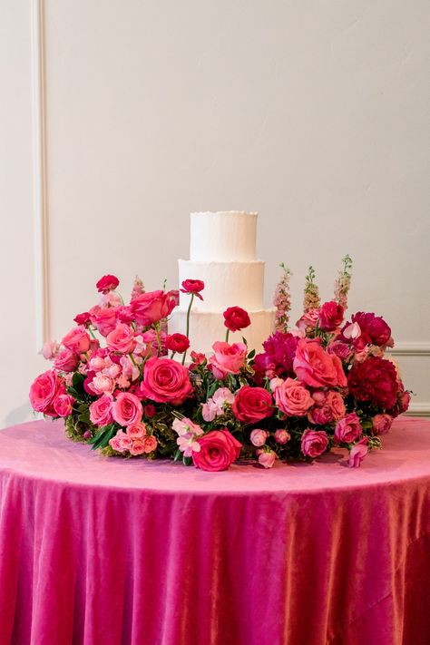 Vibrant Wedding Cake, Classic Boho Wedding, Cake Meadow, Pink Reception, Pink Table Settings, Boho Outdoor Wedding, Pink Wedding Receptions, Wedding Outside, Fall October