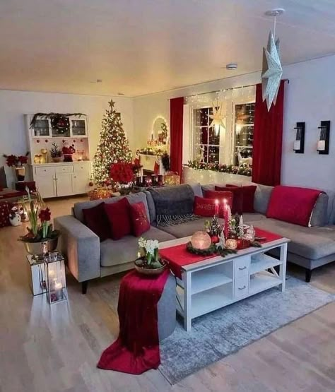 Christmas Aesthetic Living Rooms, Christmas Couch Decor, Red Living Room Decor, Christmas Living Room Decor Ideas, Cozy Christmas Living Room, Holiday Apartment, Christmas Apartment, Cozy Christmas Decor, Christmas Interiors