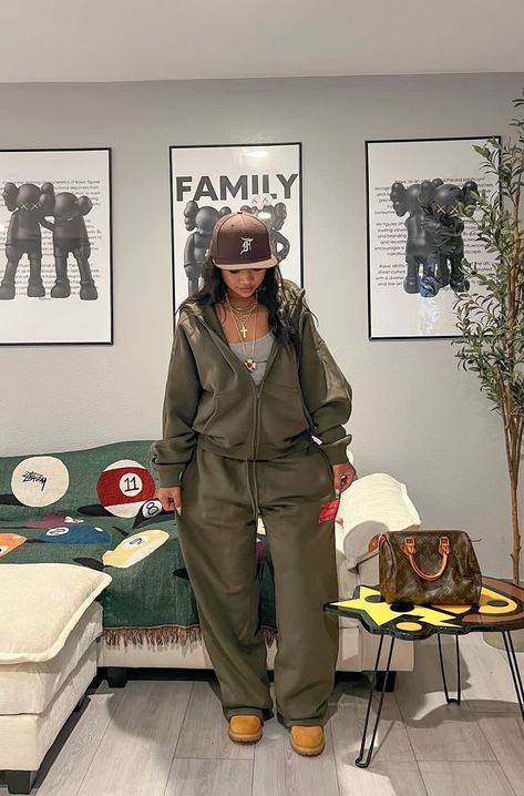 Brown Timberland Boots Outfit Woman, Timberlands Outfits Women, Outfit With Timberlands For Women, Brown Timberland Boots Outfit, Cute Outfits With Timberlands, Outfits With Timberland Boots Women, Boots And Sweatpants, Green Casual Outfit, Green Sweatpants Outfit