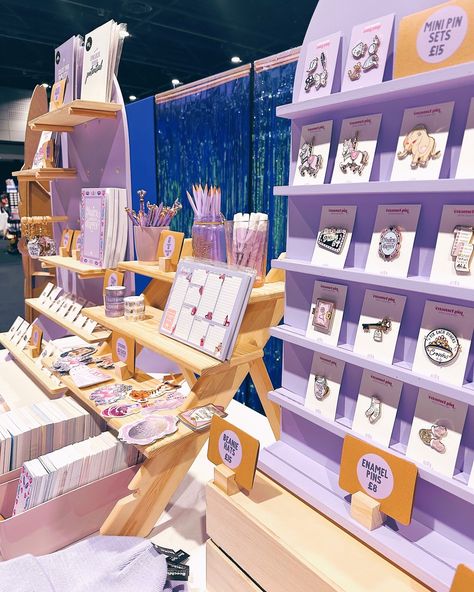 3 weeks to go until I’m back at @stationeryfest 🥳💜 I’m going to have twice the table space that I had last year and I’m soooo excited! Let me know if you’re coming and who you’re excited to see… Peg Board Market Display, Pop Up Table Ideas, Aesthetic Pop Up Shop, Craft Fair Table Display Ideas Booth Design Layout, Card Display Craft Show, Pen Display Ideas Craft Fairs, Fair Stall Ideas, Price Display Ideas, Pop Up Table Display Ideas