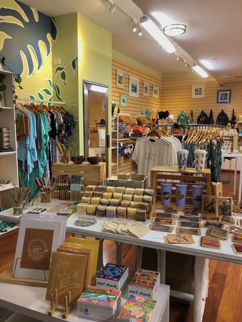 Ein Bild von einem süßen Shop in Waikiki, Honolulu auf Hawaii. Hier gibt es selbstgenähte Bademode, hübsche Souvenirs und umweltfreundliche Produkte. Das Bild zeigt einen Blick in den Laden. Surf Shop Aesthetic, Honolulu Waikiki, Cute Shop, Hawaii Surf, Surf Shack, To Cute, Honolulu Hawaii, Surf Shop, Creative And Aesthetic Development