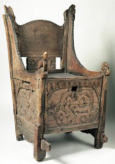 Box chair dated to the early 13th century from Blakar farm in Gudbrandsdalen. The staves are made from birch while the panels are from pine. Part of the seat makes up the lid for the box with wooden hinges protruding on both sides, while a hole in the front seem to be from a missing lock. Medieval Furniture Plans, St. Thomas, Beautiful Woodwork, Woodworking Design, Sell Ideas, Diy Beginner, Woodworking Projects Unique, Medieval Furniture, Unique Woodworking