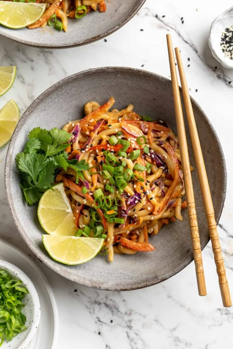 Thai Peanut Noodles - Easy vegan meal prep idea! Avocado Sandwich Vegan, Easy Vegan Meal Prep, Vegan Blt Sandwich, Meal Prep Dinner, Thai Peanut Noodles, Lemon Pasta Recipes, Asian Noodle Salad, Curried Lentil Soup, Vegan Noodles