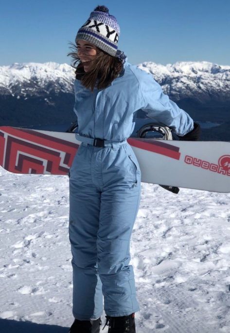 Snow Pants Aesthetic, Snow Boarding Gear Woman, All White Snowboarding Outfit, Snowsuit Outfit Women, Ski Suit Aesthetic, Blue Ski Outfit, Ski Gear Women Outfits, Snow Gear Women Outfits, Dope Snowboard Outfit