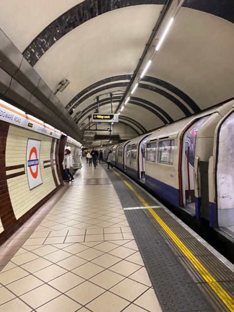 London tube station London Tube Aesthetic, London Downtown, Tube Stations London, London Subway, Downtown Vibes, London Metro, London Vibes, London Tube, Tube Station