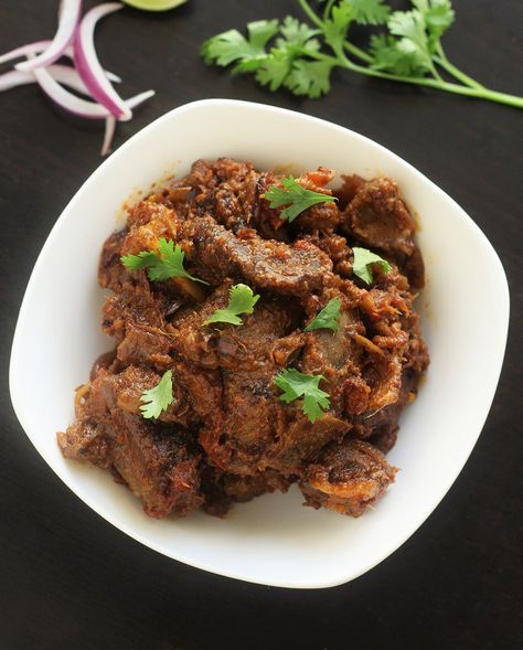 Bhuna Gosht Recipe-A simple mutton curry which is made by roasting the mutton till tender. Bhuna Gosht Recipe, Bhuna Gosht, Nihari Recipe, Shami Kabab, Gosht Recipe, Desi Khana, Mutton Curry, Mutton Recipes, Cooking Tomatoes