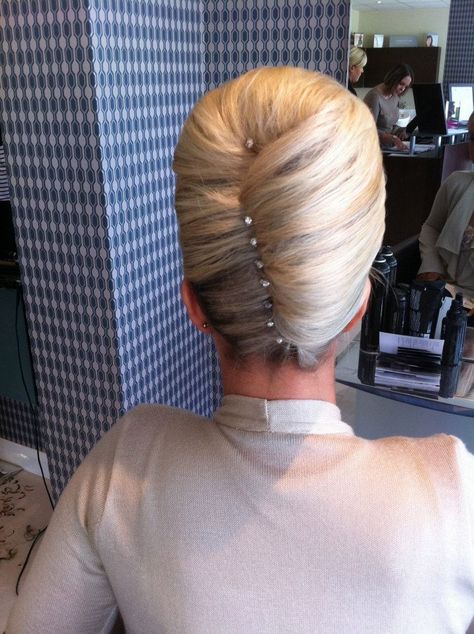 Classic French Twist, French Roll Hairstyle, Long Hair Designs, French Roll, French Pleat, Roll Hairstyle, Mother Of The Bride Hair, French Twist Hair, Work Hairstyles