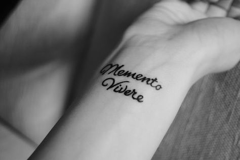 I want this tattoo and one on my other wrist to say "memento Mori" Memento Vivere Tattoo, Tattoo About Strength, Latin Tattoo, Remember To Live, Inspiring Quote Tattoos, Italian Tattoos, Tattoos Pinterest, Quote Tattoos Girls, Tattoo Quotes About Life