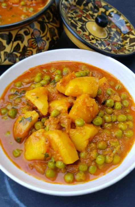 Punjab Recipes, Indian Potatoes, Honey Roasted Sweet Potatoes, Potato And Pea Curry, Bread Pakora, Pea Curry, Aloo Curry, Potatoes And Peas, Street Recipes