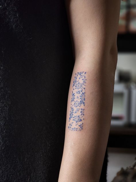 Persian Pattern Tattoo
with persian blue ink

Artist: Nima Nasiri
Vancouver 
British Columbia 
Canada Persian Tattoo Symbols, British Tattoo Ideas, Persian Tattoo Ideas, Persian Tattoo Iran, Persian Tattoos, Glowup Ideas, Iran Tattoo, British Tattoo, Persian Tattoo