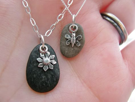 River Rocks Pendant Necklace..I was wondering how to use these rocks!!! Jewellery Homemade, Girlfriend Necklace Gift, Beach Stones Jewelry, Pebble Jewelry, Floating Diamond Necklace, Rock Jewelry, River Rocks, Homemade Jewelry, Beach Stones