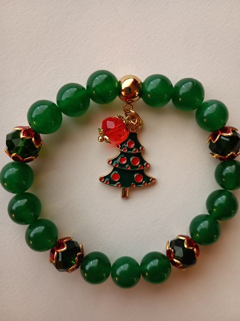 Christmas Bead Bracelet Ideas, Christmas Accessories Jewelry, Christmas Bracelet Ideas, Emma's Goodies, Christmas Beaded Bracelets, Holiday Jewelry Diy, Black Wedding Jewelry, Christmas Tree Charm, Diy Jewelry Unique