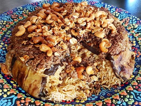 Maqlooba Recipe, Arabian Dishes, Spiced Rice, Minced Meat, Boiling Water, Serving Dishes, The Heat, Nuts, Oatmeal