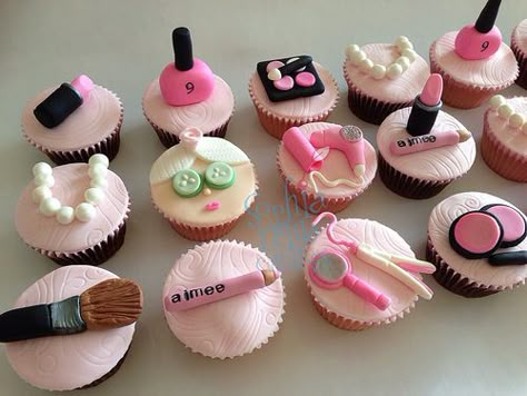 Pamper Party Cupcakes | Flickr - Photo Sharing! Spa Cupcakes, Hairdresser Cake, Spa Treats, Makeup Cupcakes, Girls Pamper Party, Cupcakes Bonitos, Vanilla And Chocolate Cupcakes, Spa Cake, Spa Day Party