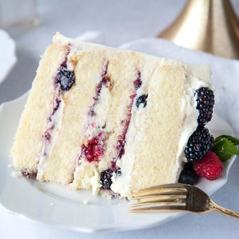 Publix Vanilla Cake Recipe, Chantilly Cake Recipe, Berry Chantilly Cake, Chantilly Cake, Easy Buttercream Frosting, Cake Pan Sizes, Sugar Geek, Mascarpone Frosting, Cakes To Make