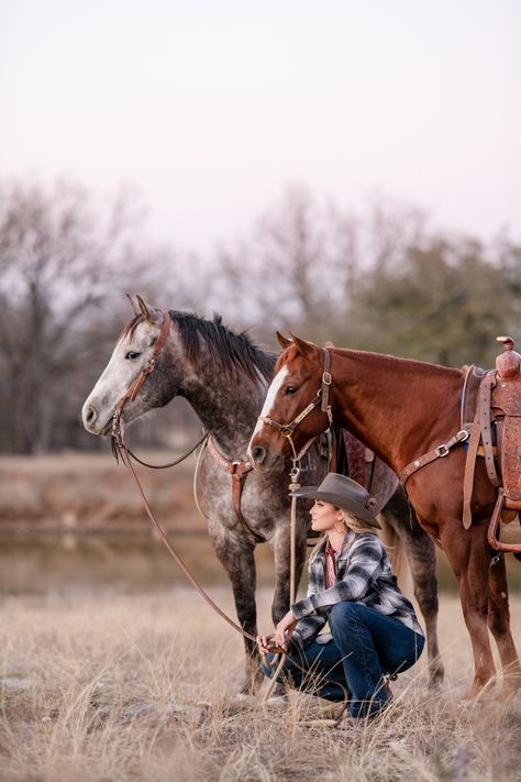 Senior Horse Photography, Cowgirl Senior Pictures, Horse Photoshoot Ideas, Equine Photography Poses, Horse Senior Pictures, Horse Photography Poses, Pictures With Horses, Western Photoshoot, Cowgirl Pictures