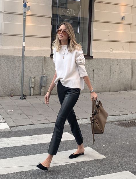 best black flats for fall outfit ideas — sweater, leather pants, and Manolo Blahnik mule ballet flats Chic Flats Outfit, Pointy Flats Outfit, Pointed Flats Outfit, Black Ballet Flats Outfit, Black Flats Outfit, Flat Shoes Outfit, Classic Summer Outfits, Chick Outfit, Black Ballet Shoes