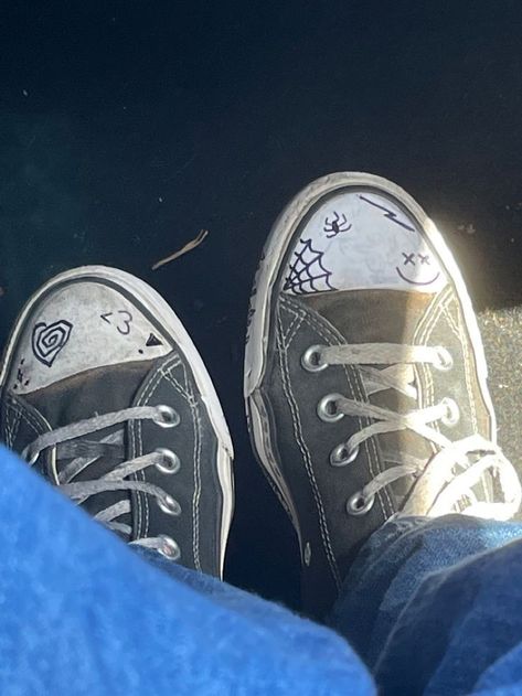 Converse Writing On Shoes, Black Converse Aesthetic, Converse Drawing, Doodle Shoes, Alt Shoes, Aesthetic Converse, Converse Design, Grunge Shoes, Converse Aesthetic