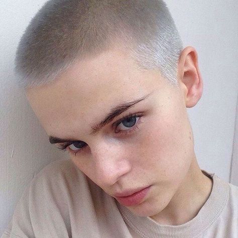 silver and awesomely short Buzz Cut Women, Androgynous Girls, Androgynous Women, Girls With Shaved Heads, Girls Short Haircuts, Let Your Hair Down, Shaved Head, Buzz Cut, Fantasy Makeup