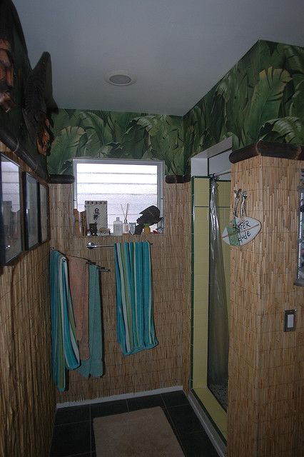 Tiki Bathroom Bar Bathroom Ideas, Bath Spa Ideas, Surf Bathroom, Tiki Bathroom, Tropical Porch, Hawaii Bathroom, Voodoo Party, Work Bathroom, Mermaid Cottage