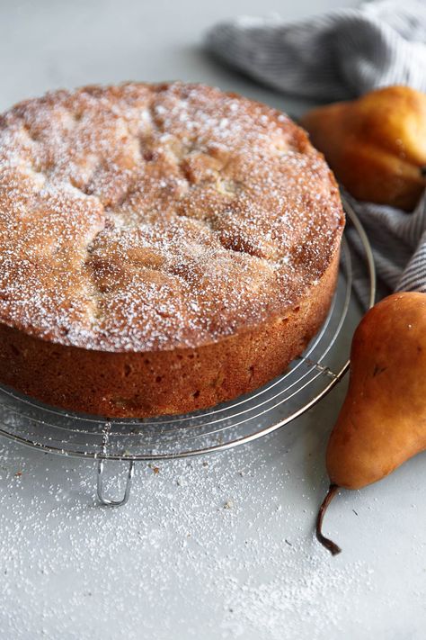 Pear Ginger Cake, Spiced Pear Cake, Bosc Pears Recipes, Pear Cake Recipes Easy, Pear Loaf Cake, Pear And Ginger Cake, Pear Cake Recipes, Pear Dessert Recipes, Pear Almond