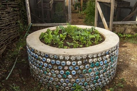 Uses For Plastic Bottles, Plastic Bottle House, Brick Projects, Environmentally Friendly Living, Empty Plastic Bottles, Bottle House, Wooden Pallet Furniture, Earthship, Plastic Pollution