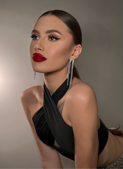 Black Dress Makeup Ideas, Red Lipstick Makeup Looks, Maquillage Yeux Cut Crease, Red Lipstick Makeup, Bold Makeup Looks, Red Lip Makeup, Fall Makeup Looks, Red Makeup, Pinterest Makeup