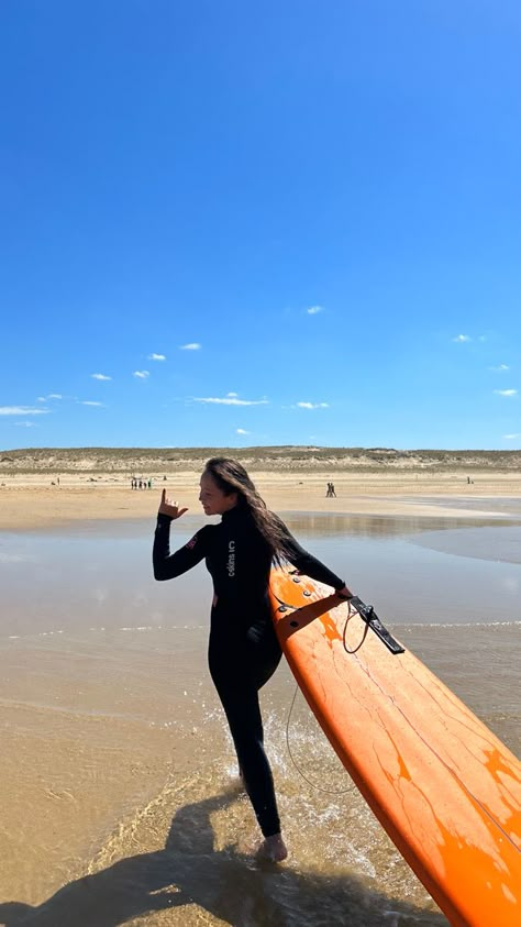 Surfer girl with soft board Wet Suit Aesthetic, Wetsuit Aesthetic, Surfing Suit, Surf Aesthetic, Ocean Girl, Wet Suit, Ocean Pictures, Hang Loose