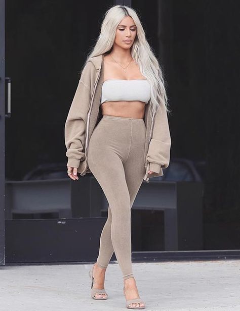 15 Best Of Kim Kardashian Looks Kim Kardashian Short Hair, Kim Kardashian Blazer, Kim Kardashian Workout, Kardashian Casual Outfit, Kardashian Halloween Costume, Kim Kardashian Halloween, Kim Kardashian Wallpaper, Kim Kardashian Home, Spray Tan Tips