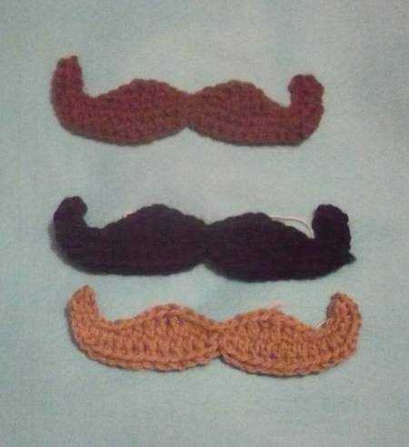 Crochet mustache. I'm gonna put one of these on a bearded hat. Crochet Mustache Pattern, Crochet Mustache, Crochet Beard, Crochet Appliques, Free Pattern Crochet, Crochet Santa, Crochet Chicken, Crochet Faces, Crochet Things