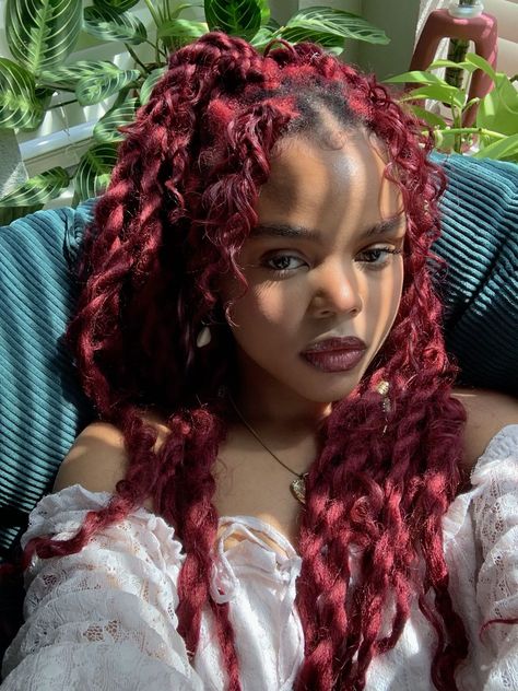 Eye-Catching Cherry Red Hair Ideas for Every Mood Black Girls Red Hair, Red Hair Ideas, Senegalese Twist Style, Lovely Hairstyles, Red Hair Color Ideas, Cherry Red Hair, Poetic Justice Braids, Black Queens, Girls With Red Hair