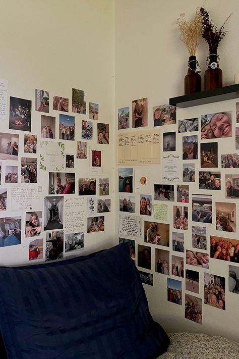 Room Picture Collage Ideas, Picture Wall Ideas Friends, Friend Picture Wall Ideas Bedroom, Aesthetic Room Photos, Photo Wall Collage Grunge, Asthetic Photos For Room Wall, Friend Photo Wall Collage Bedroom, Bedroom Picture Display, Room Inspo Photo Wall