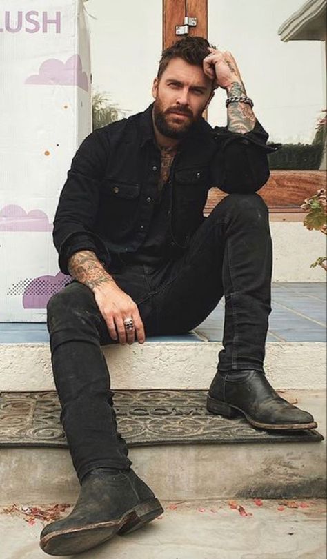 Rock N Roll Outfit Men, Rocker Style Men, Chelsea Boots Outfits, Levi Stocke, Rocker Outfit, Ugly Christmas Sweaters, Mens Fashion Rugged, Mens Casual Dress Outfits, Rocker Style