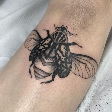 Jasmine Eichmann on Instagram: “Käfer. Danke @fabel.haus 🔥❤️ #beetle #beetletattoo #tattoo #dotwork #dotworktattoo #blackworktattoo #blackworkers #blackworkerssubmission…” Wasp Tattoo, Scarab Tattoo, Firefly Tattoo, Le Tattoo, Bumble Bee Tattoo, Upper Back Tattoos, Tulip Tattoo, Bug Tattoo, Insect Tattoo