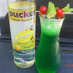 Bullfrogs | "Slushy alcohol drink that is very refreshing in the summer!" Bullfrog Drink, Refreshing Vodka Drinks, Slushy Alcohol Drinks, Green Drink, Michelada, Festive Cocktails, Italy Food, Boozy Drinks, Vodka Drinks