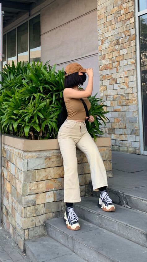 Converse Thick Sole Outfit, Converse Run Star Outfit Women, Converse Move Outfit, Sneaker Pose, Converse Run Star Motion Outfit, Converse Motion, Star Hike Converse Outfit, Converse Run Star Outfit, Brown Converse Outfit