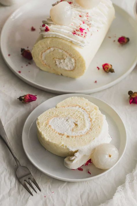 Swiss Roll Flavors, Lychee Cake Recipe, Cream Roll Recipes, Unique Birthday Desserts, Lychee Rose Cake Recipe, Lychee Dessert Recipes, Litchi Dessert, Lychee Rose Cake, Lychee Aesthetic