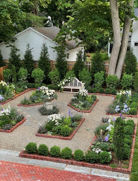 English Raised Garden Beds, French Country Front Yard, European Backyard Ideas, Tudor Garden, Landscaping Around Patio, Colonial Garden, Parterre Garden, Boxwood Garden, Front Garden Design