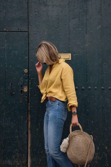 Mustard Linen Shirt Outfit, Linen Overshirt Outfit Women, Womens Linen Shirt Outfits, Styling A Linen Shirt, How To Wear Linen Shirts Women, Linen Shirt Women Outfits, How To Wear A Linen Shirt, Styling Linen Shirts Women, How To Style Linen Shirt Women