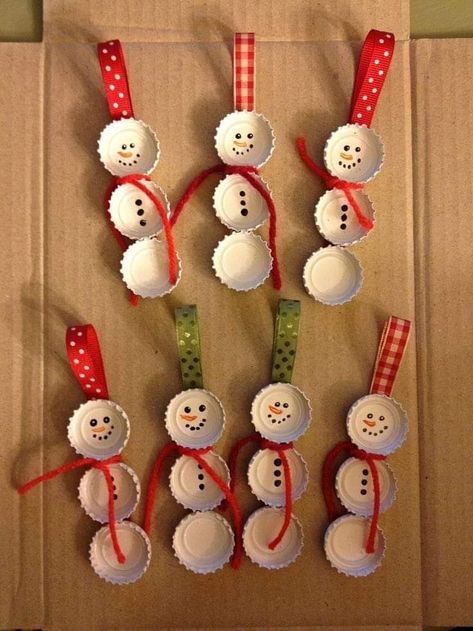 Crate Crafts, Diy Natal, Painted Bottle, Christmas Crafts For Kids To Make, Friend Crafts, Handmade Christmas Crafts, Snowman Christmas Ornaments, Bottle Cap Crafts, Noel Diy