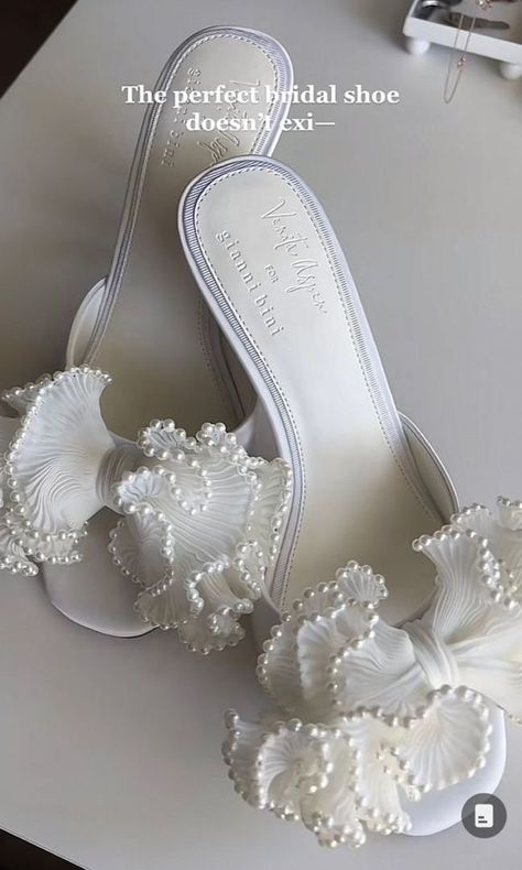 Heels Pearl, Pretty Heels, Dream Wedding Ideas Dresses, Fancy Shoes, Girly Shoes, Aesthetic Shoes, Swag Shoes, Wedding Mood, Dreamy Wedding