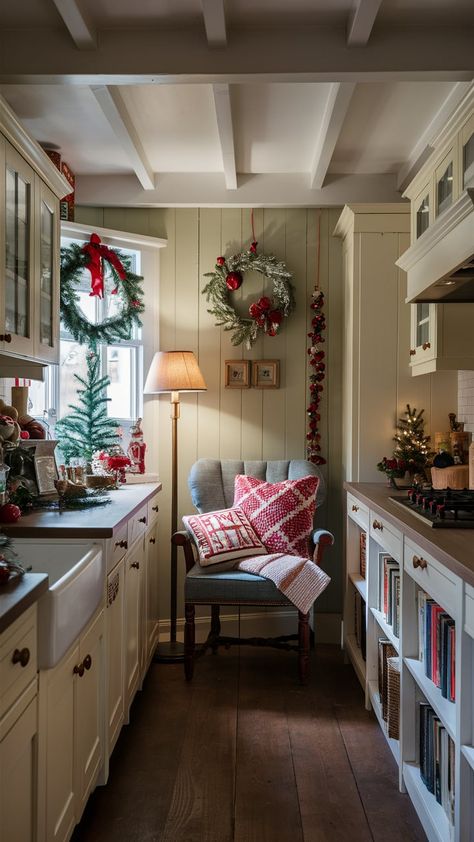 20 Coastal Cottage Kitchens Celebrating the Season East Coast Christmas Decor, Beach House Christmas Decor, Cottage Christmas Decorating, English Cottage Christmas, Christmas Cottage Decor, Cozy Coastal Cottage, Coastal Cottage Kitchen, Christmas Kitchens, Dreamy Christmas