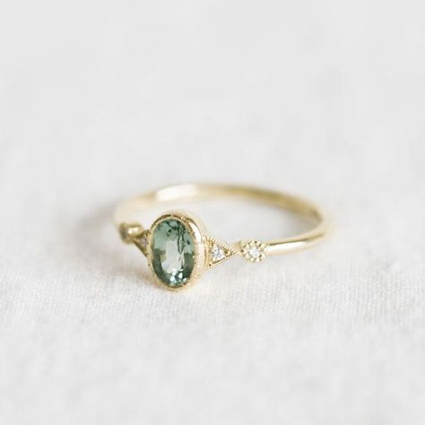 Green Engagement Rings, Pretty Engagement Rings, Cute Engagement Rings, Future Engagement Rings, Classy Jewelry, Deco Ring, Jewelry Lookbook, Green Sapphire, Pretty Rings