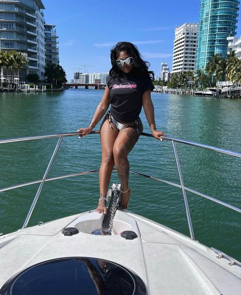 Yacht Bathing Suit Outfit, Yacht Pictures Black Women, Yacht Party Outfit Black Women, Yacht Poses, Boat Ride Outfit, Yacht Pics, Brazil Outfits, Yacht Pictures, Yacht Ideas