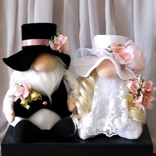 DecorMaisonAnny - Etsy Bride And Groom Gnomes, Gnome Wedding, Wedding Gnomes, Groom Wedding Gift, Gnome Couple, Gnome Decor, Gnomes Diy, Wedding Gifts For Groom, Gift Wedding Anniversary