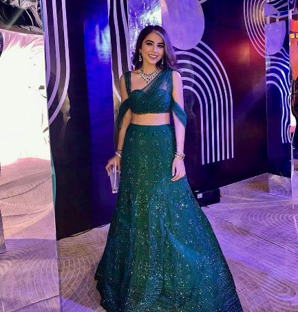 Diksha Tandon’s Emerald green Lehenga Set which is fully hand embroidered Emerald Green Lehenga, Green Lehenga, Kitchen Design Decor, Saree Styles, Emerald Green, Desi, Blouse Designs, Lehenga, Hand Embroidered