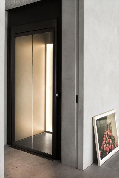 Platform lifts. Swedish manufacturer ARTICO shows how architects can integrate them into residential properties without them looking like an afterthought – but rather a serious design statement. Peaceful Interior, House Lift, Elevator Interior, Modern Industrial Design, Glass Lift, Elevator Design, Classic Villa, Small Modern Home, Lift Design