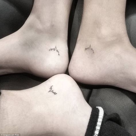 New York, New York: Three pals had New York's iconic skyline inked onto their feet. The Empire State building stands in the middle Group Tattoos, Matching Bff Tattoos, State Tattoos, Skyline Tattoo, Matching Friend Tattoos, Tiny Tattoos For Women, Matching Best Friend Tattoos, New York Tattoo, Nyc Tattoo